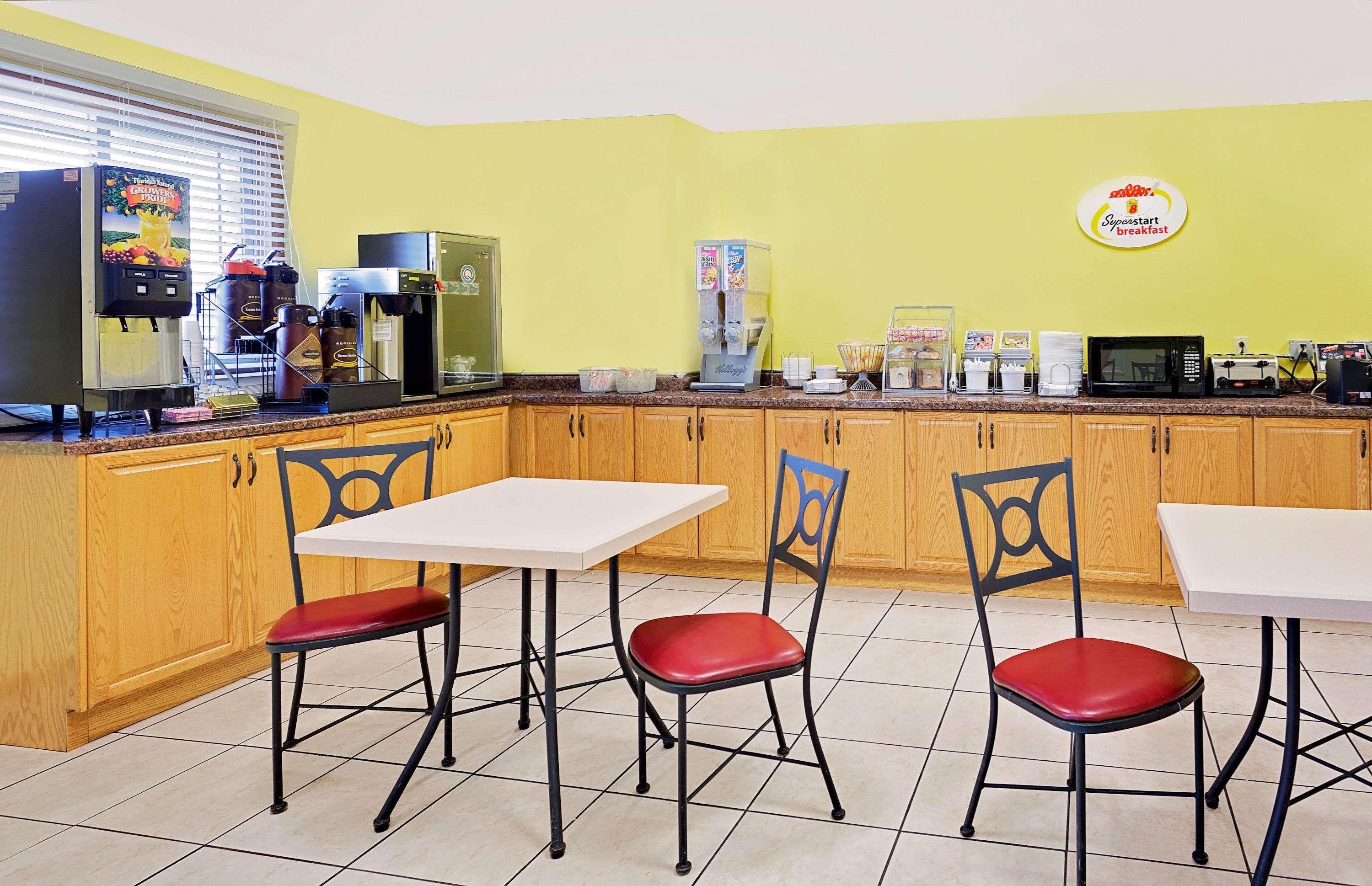 Super 8 By Wyndham Sturgeon Bay Hotel Buitenkant foto